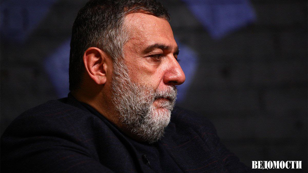 Прокурор запросил для Рубена Варданяна пожизненный срок Судебное заседание по делу бывшего госминистра Нагорного Карабаха экс руководитель компании Тройка диалог проходит в Бакинском военном суде Варданяна который является гражданином Армении обвиняют по статьям Уголовного кодекса Азербайджана преступления против мира и человечности военные преступления а также терроризм финансирование терроризма и в других тяжких преступлениях Варданян был задержан в сентябре 2023 года при попытке выехать из Нагорного Карабаха в Армению Власти Азербайджана задержали и других бывших руководителей Нагорного Карабаха Telegram Max