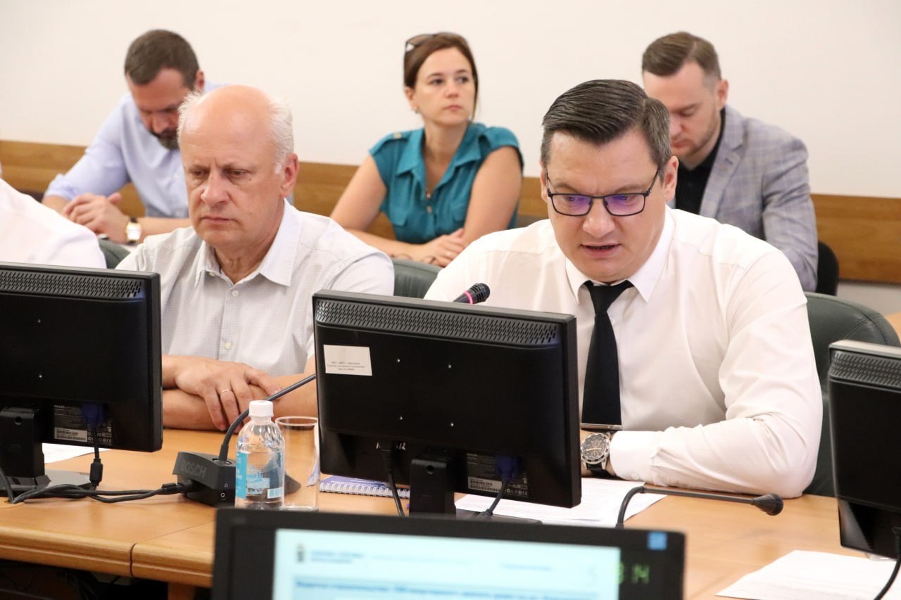 На открытом совещании обсудили вопрос расселения аварийного жилья В рамках реализации муниципальной программы «Переселение граждан из аварийного жилищного фонда города Ярославля» на 2023 – 2025 годы расселяются многоквартирные дома, признанные до 1 января 2017 года аварийными. Дома подлежат сносу или реконструкции в связи с физическим износом в процессе их эксплуатации. Реализация программы осуществляется путем выкупа, строительства домов и покупки квартир. Всего в рамках программы планируется расселить 77 аварийных домов. На сегодняшний день расселено около 88% от этого числа, что равняется порядка 33,8 тысячам квадратных метров. В новые дома переехали более 2000 человек. Основную часть оставшихся 4,5 тысячи квадратных метров ветхого жилого фонда планируется переселить в строящийся 100-квартирный дом на улице Колышкина. Завершение строительства и ввод объекта в эксплуатацию планируется в текущем году. В доме завершена коробка здания, первый слой кровли, выполнены все межкомнатные перегородки, черновая отделка квартир, продолжается монтаж инженерных систем водопровода, канализации, электрики внутри здания и монтаж оконных проемов и установка балконных ограждений. Фото: Муниципалитет Ярославля #мэрия_ярославль
