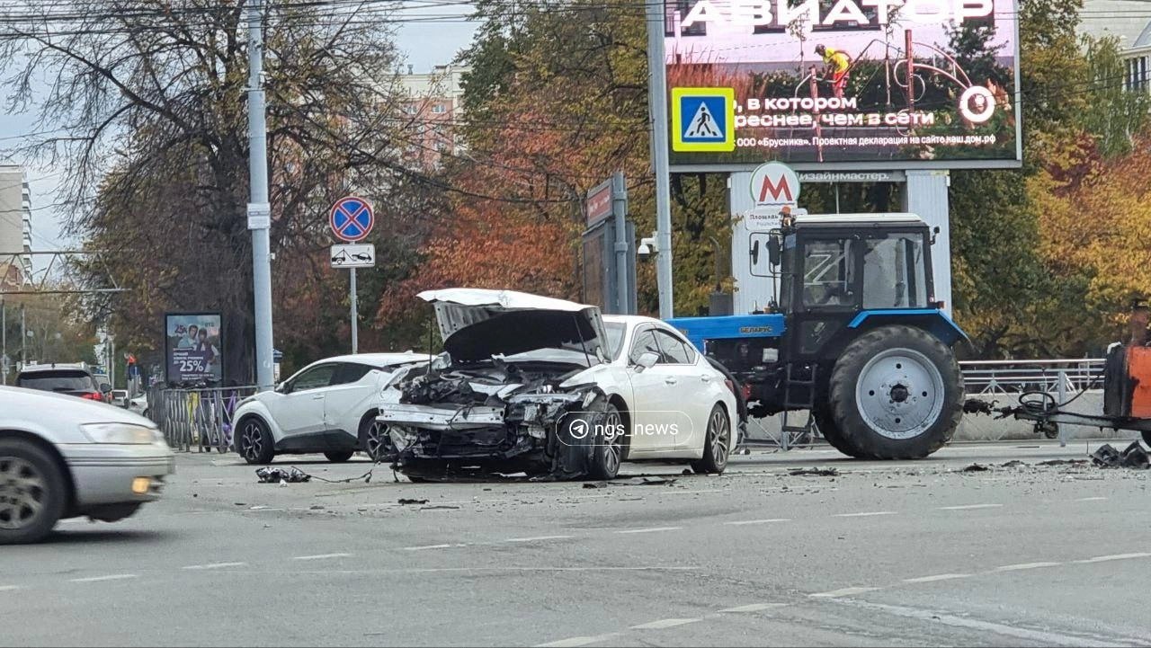 Подробности ДТП на Ленина, где из машины выбросило пассажира.  Авария произошла 29 сентября в 6:47. Пассажиром Haval оказалась 18-летняя девушка. Ее доставили в больницу, состояние неизвестно.  По данным полиции, 29-летний водитель Lexus ES 200 был пьян. Он поехал на красный свет, а у дома на Красном проспекте, 38 столкнулся с Haval.  На водителя Lexus составили административный протокол. Машину поместили на спецстоянку.     Если вы стали свидетелем этого происшествия или знаете его участников, то свяжитесь с редакцией в комментариях или через  .