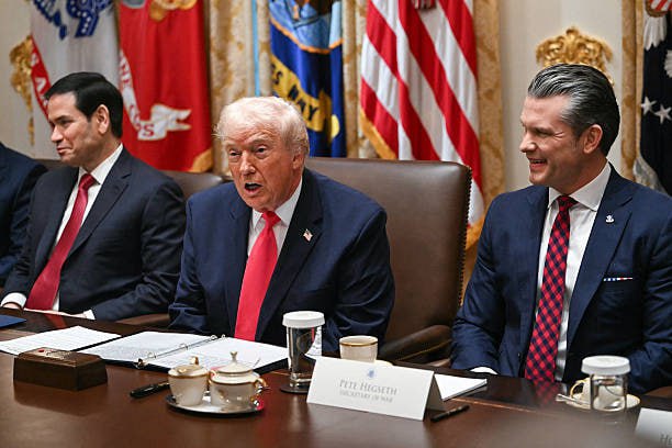 Трамп заявил что сохраняет уверенность в возможности урегулирования конфликта на Украине Мы урегулировали восемь конфликтов и как мы думаем скоро будет еще один Стив Уиткофф очень усердно работает и Джаред Кушнер ред и все остальные и я думаю что скоро мы его урегулируем сказал Трамп в ходе встречи со своей администрацией