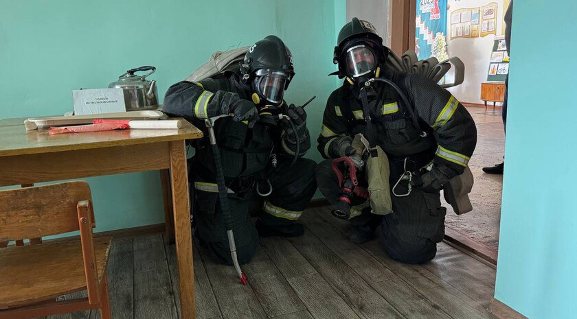 Школьников из села Владимировка эвакуировали во время пожарных учений Пожарно-тактические учения, организованные по поручению МЧС России по Запорожской области, прошли в школе села Владимировка Приазовского округа. Об этом сообщили в телеграм-канале «Приазовское сегодня». «Администрация Владимировской СОШ оперативно отреагировала на сигнал тревоги, обеспечив быструю и слаженную эвакуацию всех детей и педагогов. Это важный момент, который демонстрирует готовность образовательного учреждения к возможным чрезвычайным ситуациям», — говорится в сообщении. , VK и ОК и читайте новости на нашем сайте