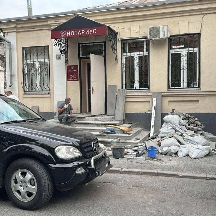 Управление по контролю за городским хозяйством продолжает наводить порядок в городе Выявлены факты размещения информационных конструкций без наличия необходимой разрешительной документации. Составлено два протокола об административных правонарушениях. Специалисты Управления ежедневно выявляют и пресекают факты несанкционированной уличной торговли. Совместно с представителями МВД проведена разъяснительная беседа с собственниками домовладений по ул. Станиславского,12 и ул. Ардонской, 178. Собственники разместили строительный мусор на тротуаре, который затруднял движение пешеходов и ухудшал санитарное состояние. Горожане очистили территорию. Выявлены факты незаконного складирования отходов по адресам: ул. Владикавказская, 26 и проспект Коста. Составлены два административных протокола, предусматривающих наложение штрафных санкций. Выявлен факт самовольной установки парковочных барьеров без разрешительной документации. Произведена расклейка требования с указанием сроков добровольного демонтажа. Продолжена эвакуация автотранспортных средств, размещённых на газонах.