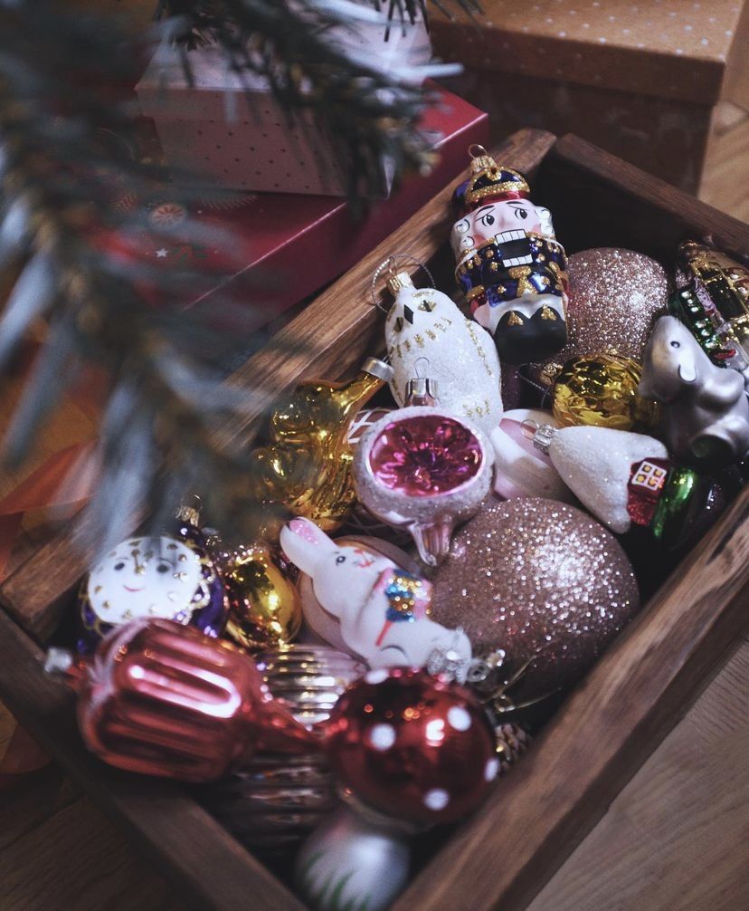 В музее диораме работает выставка Новогоднее настроение посвященная самым теплым и любимым традициям нашей страны Экспозиция рассказывает как менялся праздник на протяжении десятилетий Через призму новогодних атрибутов можно проследить большую историю нашей страны Среди экспонатов представлены   Новогодние открытки от трогательных советских карточек до редких экземпляров хранивших теплые слова для родных и близких Ёлочные игрушки хрупкие свидетели эпохи каждая из которых отражает дух своего времени Архивные фотографии живые кадры запечатлевшие счастливые моменты праздника в разные годы Приходите за новогодним настроением до 14 января Культурный регион Белгород