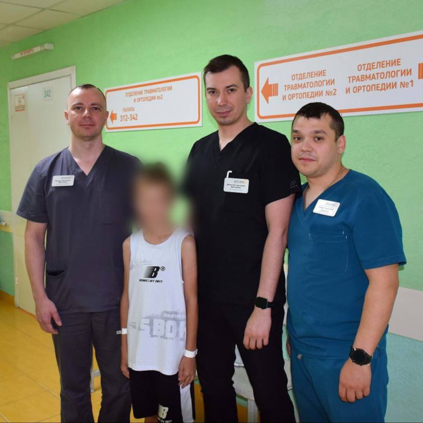 В Кушве 9-летнего ребенка на электросамокате сбил электровелосипедист   Удар был такой силы, что у парня диагностировали закрытую черепно-мозговую травму, сотрясение головного мозга, ушиб легких, компрессионный перелом тел грудных позвонков, рассказали в свердловском минздраве.   По итогу пацан 6 дней посещал офтальмолога, хирурга, невролога. Но сейчас с ним всё в порядке.   Новости Екб тут