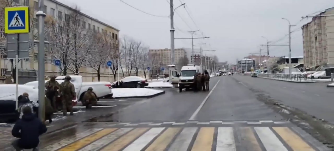 Задержана девушка готовившая теракт против офицера Минобороны в Ставрополе Ей 18 лет Как сообщили в ЦОС ФСБ России её обманули мошенники Под их влияние она попала в декабре К диверсии задержанную склонили под мнимой угрозой уголовного преследования По данным ФСБ жительница Краснодарского края получила от украинских силовиков самодельное взрывное устройство и собиралась закрепить его на одном из автомобилей припаркованных вблизи войсковой части Возбуждено уголовное дело по нескольким статьям Фото ЦОС ФСБ   Stavropol Media Прислать новость