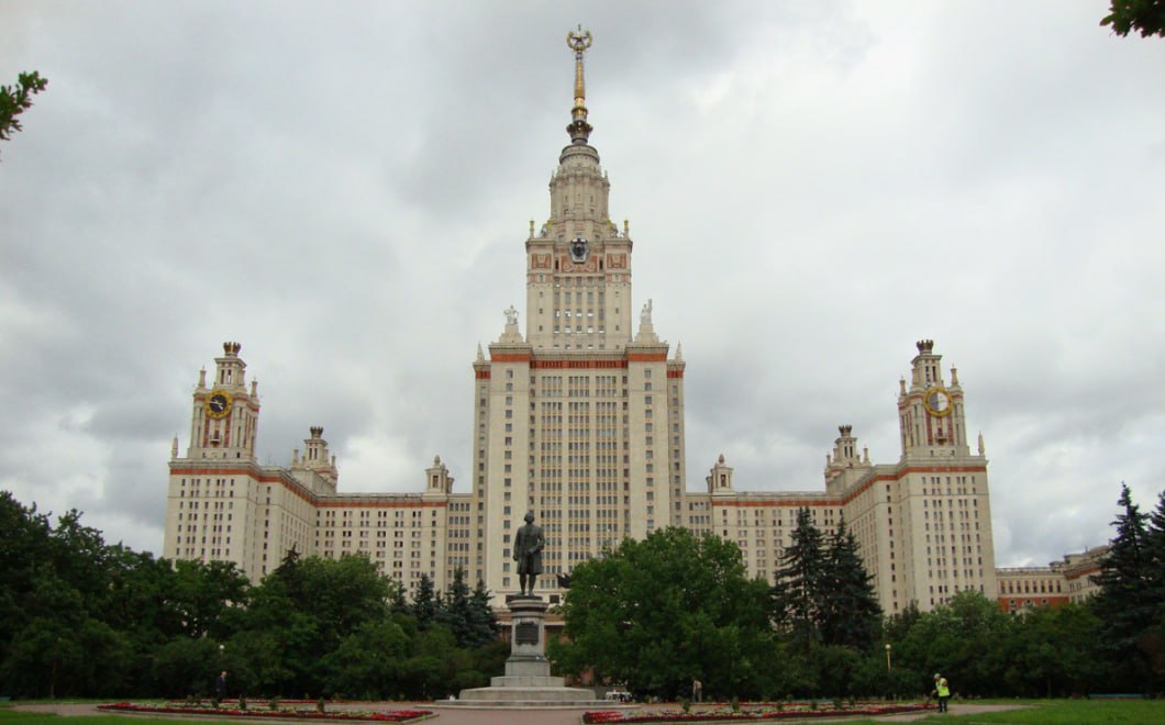Строители начали капитальный ремонт шпиля главного здания МГУ имени М. В. Ломоносова, завершить работы планируется в 2026 году, сообщили в пресс-службе ППК "Единый заказчик", выступающей заказчиком 58-метровый шпиль с золотой звездой находится на высоте более 200 м, что делает главное здание МГУ самым высоким из семи построенных сталинских высоток.
