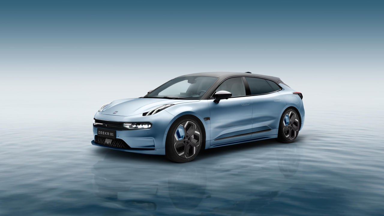 Компания Zeekr объявила об отзыве 38 277 экземпляров лифтбека 001 в комплектации WE Речь идёт о выпущенных с июля 2021 по март 2024 года автомобилях с тговой батареей ёмкостью 86 кВт ч с ячейками производства Sunwoda Данные аккумуляторы могут испытывать проблемы с повышенным внутренним сопротивлением что является потенциальной угрозой для безопасности Компания бесплатно заменит тяговые батареи этих электромобилей Ранее Sunwoda согласилась выплатить владеющей Zeekr компании Geely Group компенсацию в размере 2 3 млрд юаней 25 5 млрд рублей из за претензии к качеству тяговых батарей zeekr chinamashina news
