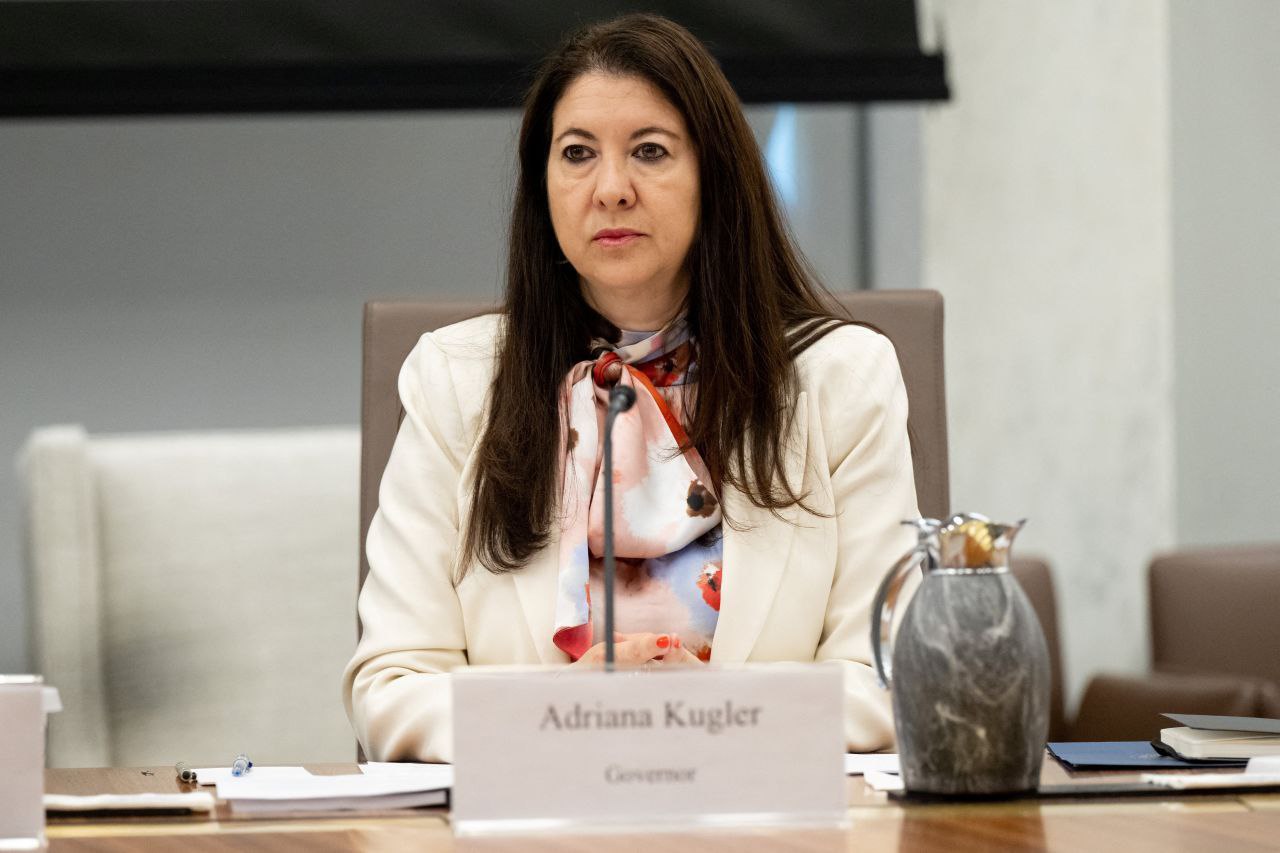 Член Совета управляющих Федеральной резервной системы Adriana Kugler досрочно уходит в отставку. С большой вероятностью на ее место президент Трамп назначит человека, который займёт должность председателя ФРС вне зависимости,если Джером Пауэлл уйдёт в отставку в мае 2026 года сам или до этого момента президент его уволит досрочно . Если хотите подробнее узнать, как работает ФРС, я как раз недавно написал про это колонку.