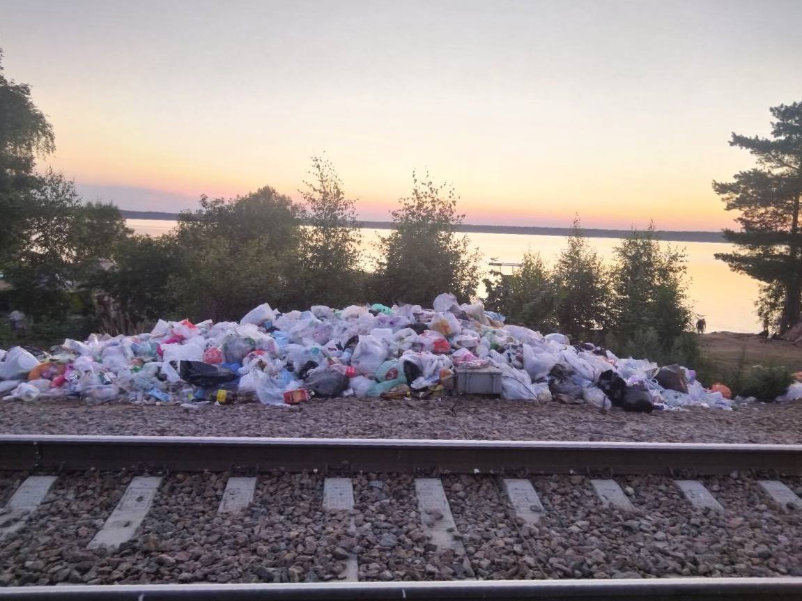 В Петербурге проверили 95 пляжей — мусор нашли на большинстве из них, сообщили в ГАТИ. Только 37 зон отдыха оказались чистыми. На остальных 58 — переполненные урны и мусор на берегу. Проверки шли две недели в разных районах города. – жми тут / Прислать новость #спб #питер #Петербург