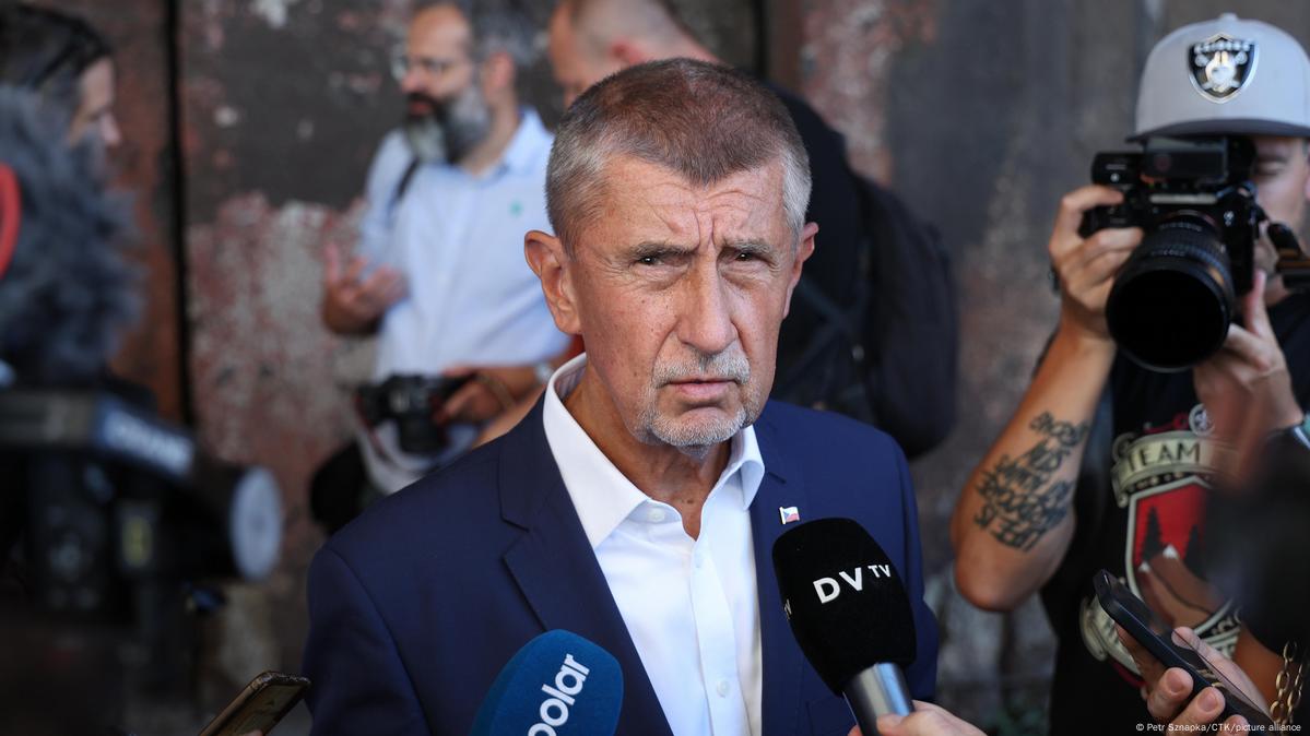 Лидеры трех правых партий в Чехии объявили о создании коалиции и провозгласили ее целью создание иной Европы Премьер министром Чехии станет лидер партии Акция недовольных граждан ANO миллиардер Андрей Бабиш Бабиш хочет прекратить поставки боеприпасов Киеву и исключить любую помощь Украине за счет бюджета Чехии Эти средства должны пойти на наших собственных граждан заявил Бабиш В коалицию также входят антимигрантская партия Свобода и прямая демократия SPD и партия Автомобилисты для себя SPD выступает за проведение референдума о выходе Чехии из ЕС а автомобилисты критикует планы ЕС отказаться от двигателей внутреннего сгорания Отказ Бабиша от помощи Украине и критика зелёной политики ЕС сближают Прагу с Будапештом и Братиславой формируя ось популистов в Европе Этот поворот может подорвать общеевропейский консенсус по Украине В этом контексте Бабиш позиционируется как союзник Орбана и консервативных сил Западной Европы например партии Ле Пен во Франции или германской AfD