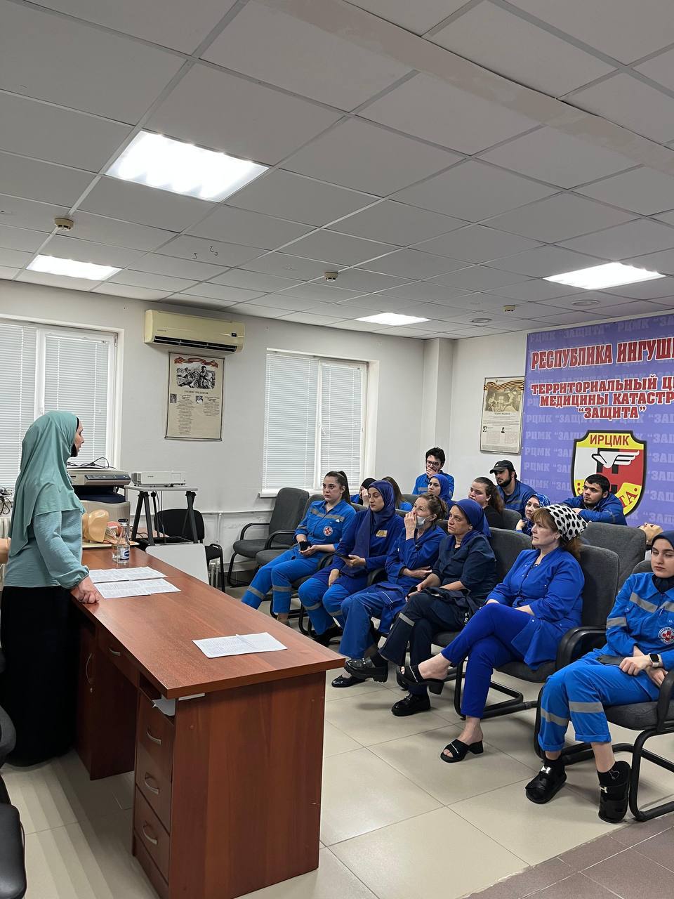  В Республиканском центре медицины катастроф и скорой медицинской помощи РЦМК и СМП Ингушетии постоянно повышают квалификацию сотрудников. Регулярно проводятся семинары и практические занятия по диагностике и оказанию помощи при неотложных состояниях. В учебном центре РЦМК опытные специалисты обучают, в том числе, оказанию первой помощи. Накануне прошла лекция на важнейшу тему: "Кардиогенный шок. Тромбоэмболия легочной артерии. Алгоритмы оказания скорой медицинской помощи". Усилия направлены на то, чтобы жители Ингушетии получали самую качественную и своевременную медицинскую помощь. Правительство Ингушетии
