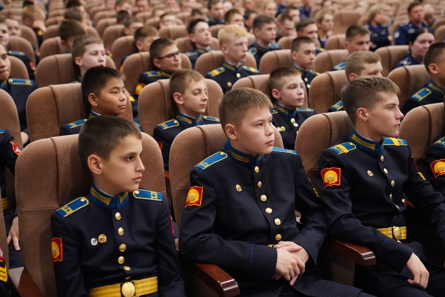 Илья Середюк в Кемеровском президентском кадетском училище пообщался с кадетами, а также вручил областные награды сотрудникам учреждения Глава региона ответил на вопросы кадетов. Так, ребята интересовались программой для участников специальной военной операции «СВОи Герои. КуZбасс». В ходе обучения бойцы и ветераны спецоперации смогут получить знания и навыки, чтобы в дальнейшем трудоустроиться в органы государственной и муниципальной власти, другие ведомства, а также открыть собственное дело. Всего было подано свыше тысячи заявок, в настоящее время с кандидатами проходят собеседования.