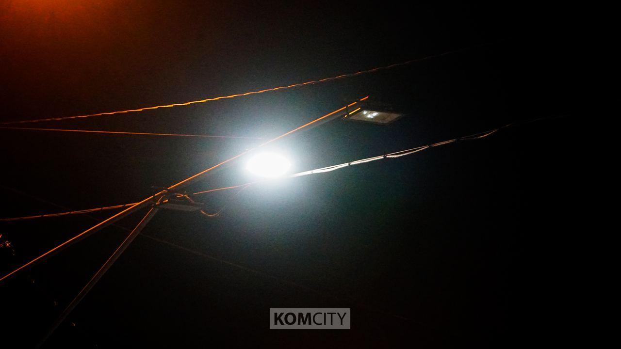 Улицу Жуковского осветят Прокуратура Комсомольска на Амуре провела проверку по коллективному обращению жителей улицы Жуковского они жаловались что на участке из улицы отсутствует освещение А в темноте можно и ноги переломать и в канаву свалиться и вообще неуютно и страшно Прокуратура подтвердила что освещения нет что может создать угрозу жизни и здоровья водителей и пешеходов Дальше было исковое заявление в суд с требованием обязать местную администрацию принять меры к организации уличного освещения Требования удовлетворены исполнение на контроле прокуратуры Да будет свет Ну а вы можете накидать в комментариях где ещё в Комсомольске не хватает фонарей