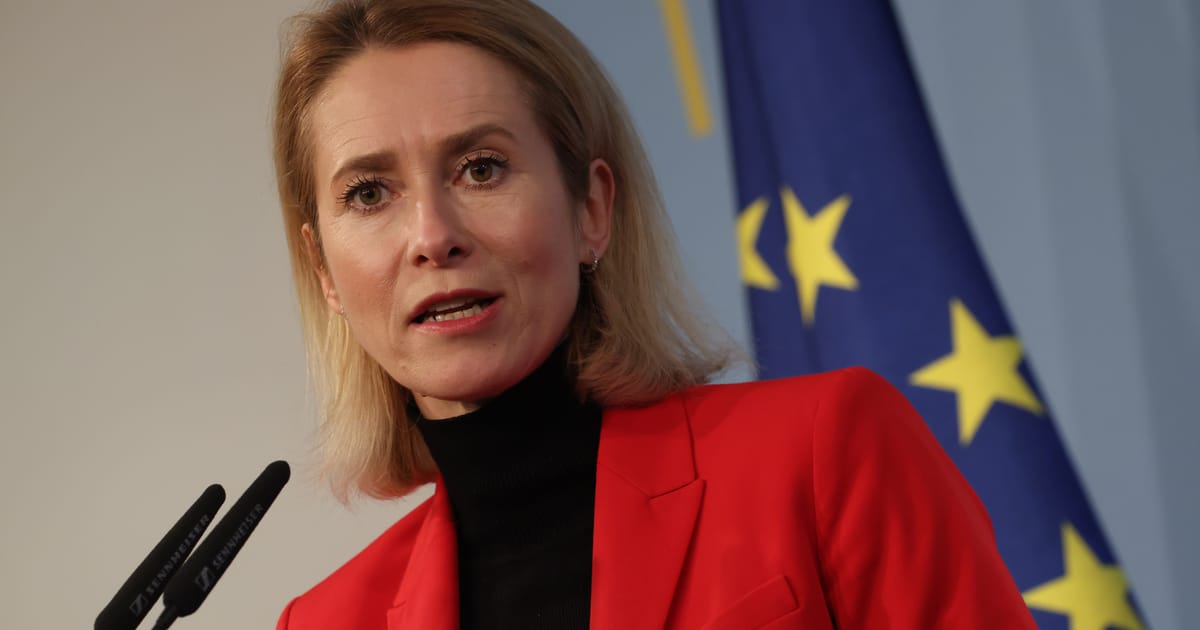 Мир находится в таком состоянии что сейчас подходящий момент начать выпивать считает Каллас Глава евродипломатии сделала такое заявление на встрече с политическими группами в Европарламенте после того как парламентарии начали поздравлять друг друга с Новым годом пишет Politico По словам источников издания политик сказала что сама пьет немного но с учетом нынешней ситуации в мире возможно самое время начать   Telegram MAX Читать эксклюзив