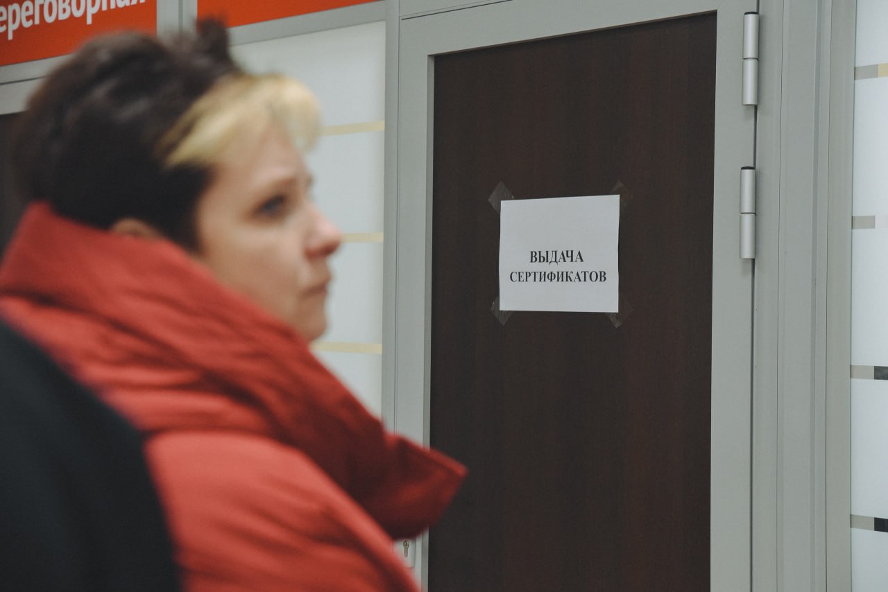 В Курской области принято 30993 заявления на получение жилищного сертификата За неделю выданы 418 жилищных сертификатов. Реализовано 3915 сертификатов на сумму 22 млрд 490 млн рублей. За неделю 64 семьи приобрели жилье на сумму 370 млн рублей, — сообщил врио зампредседателя правительства Евгений Лобов. !