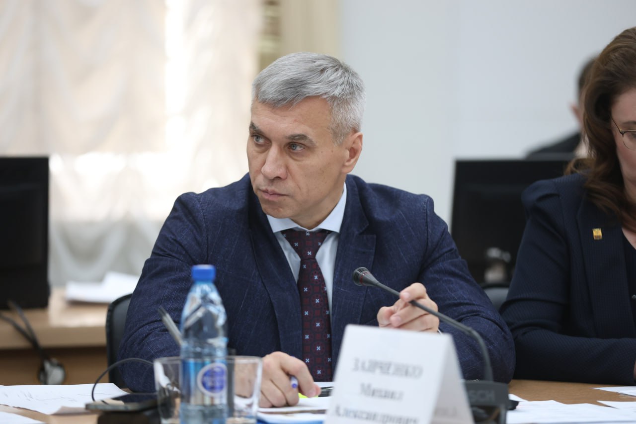 Росавиация согласовала Забайкалью 12 субсидируемых межрегиональных авиамаршрутов на 2026 год Две авиакомпании с 2026 года начнут выполнять полёты по новым маршрутам из столицы Забайкалья в пять российских городов Всего Федеральное агентство воздушного транспорта Росавиация утвердило региону 12 субсидируемых межрегиональных авиамаршрутов на 2026 год сообщил и о вице премьера правительства края Михаил Заиченко на оперативном совещании 24 ноября Мы провели новые маршруты авиакомпания ИрАэро начнёт осуществлять полёты в Южно Сахалинск Петропавловск Камчатский Горно Алтайск Абакан Ред Вингс в Кемерово Кроме того ведем работу с Ред Вингс и Северным ветром по маршрутам в Казань Минеральные Воды Махачкалу согласовываем количество и даты рейсов рассказал Михаил Заиченко Планируется что из 12 направлений с января следующего года из краевого центра полёты будут осуществляться в Благовещенск Магадан Южно Сахалинск Иркутск Томск Барнаул Красноярск С апреля в Петропавловск Камчастский с июня в Горно Алтайск Абакан Новокузнецк Кемерово   Подписывайтесь TG VK MAX