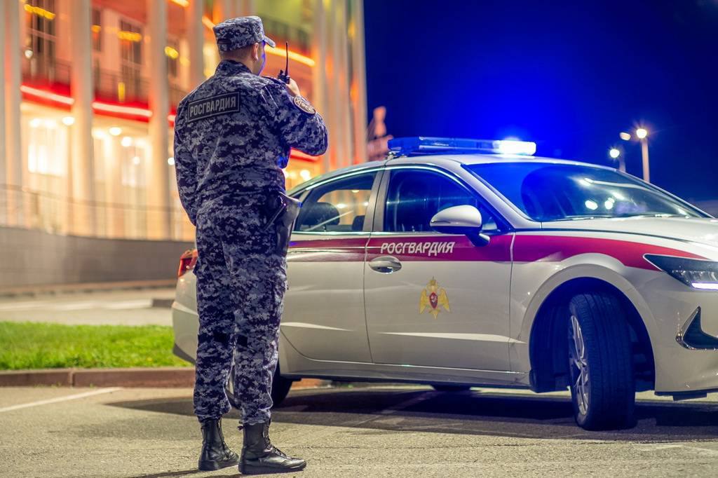 В Сочи система распознавания лиц «Купол» помогла задержать находившихся в розыске граждан В Сочи сотрудники Росгвардии задержали двух граждан, находившихся в розыске. Местные жители разыскивались по подозрению в совершении имущественных преступлений. Определить местоположение обоих помогла интеллектуальная система видеонаблюдения с функцией распознавания лиц «Купол». Так, 47-летнего сочинца камера зафиксировала на улице Макаренко. Известно, что он более года находился в розыске по подозрению в мошенничестве. 29-летнюю местную жительницу сотрудники вневедомственной охраны задержали микрорайоне Бытха. Предварительно известно, что она может быть причастна к совершенной в январе этого года краже. Мужчину и женщину передали полицейским для дальнейшего разбирательства, сообщает пресс-служба ГУ Росгвардии по Краснодарскому краю. Подписаться Поделиться