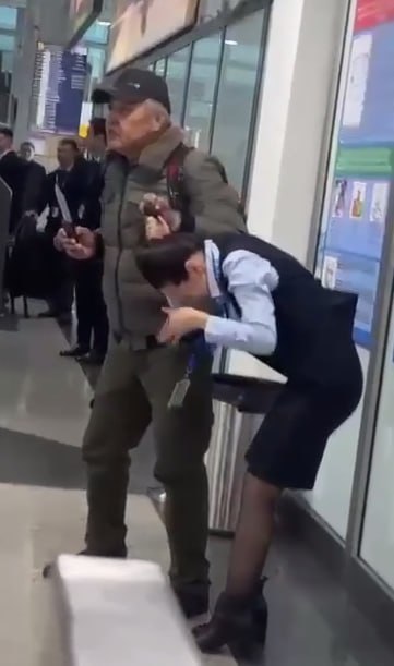 Мужчину, который взял в заложницу сотрудницу аэропорта в Алматы, осудили к 11 годам тюрьмы Речь про Машрабека Баратова, который в марте этого года, угрожая ножом, схватил сотрудницу аэропорта и заявлял, что взорвет все вокруг. Его признали виновным в захвате заложницы, хулиганстве с применением оружия и заведомо ложном сообщении об акте терроризма — за это ему назначили 10 лет и 6 месяцев лишения свободы. И к этому ему назначили неотбытый срок за нападение на женщину в автобусе. Суммарно его ждет 11 лет лишения свободы.