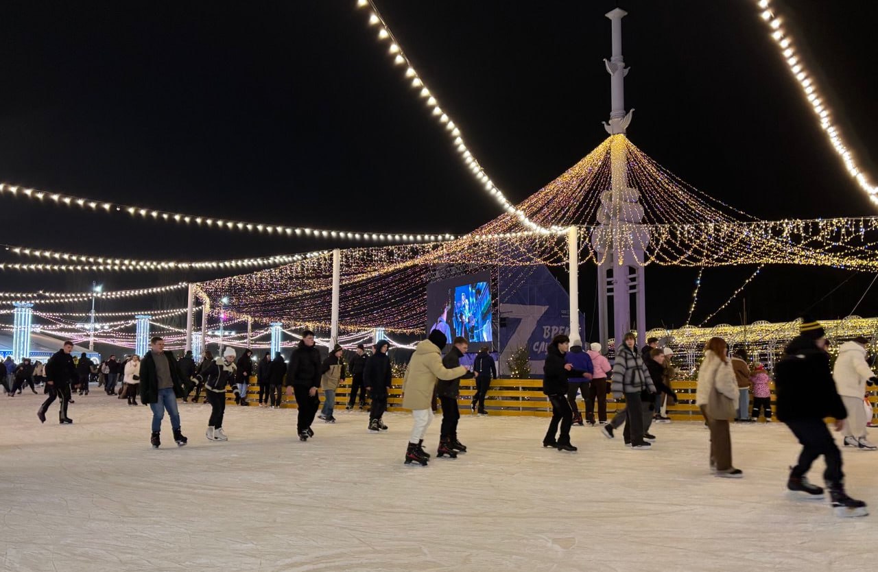 Весна уже не за горами но у воронежцев ещё есть возможность насладиться катанием на коньках Сегодня 16 февраля ледовая площадка закрыта из за дождя Однако с улучшением погодных условий лёд вновь станет доступен для посетителей До какого числа будет работать каток на Адмиралтейской площади можно узнать в нашем материале   vrn aif ru dontknows do kakogo chisla budet rabotat katok na admiralteyskoy ploshchadi v voronezhe aifvrn