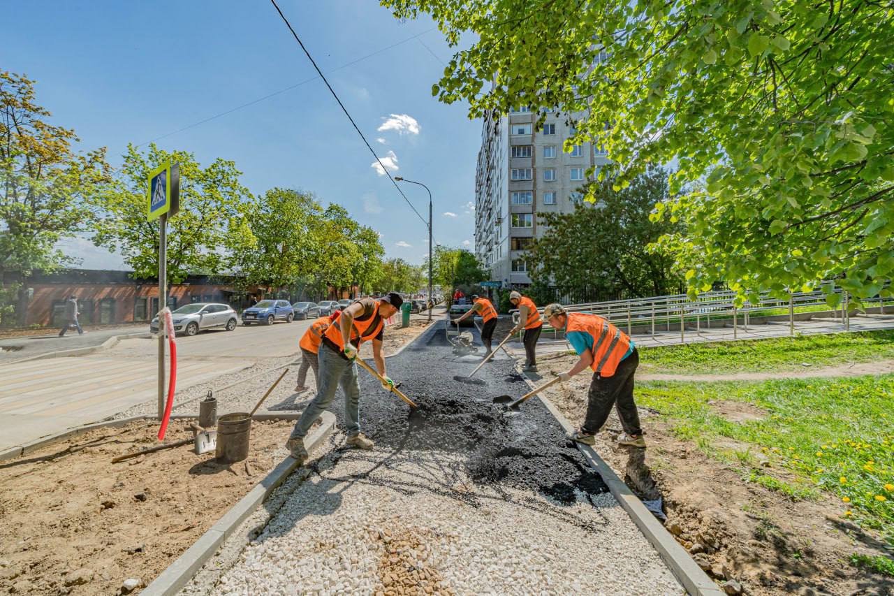 Стартовало благоустройство возле будущего городского вокзала «Царицыно» в ЮАО Возле будущего городского вокзала «Царицыно» в ЮАО стартовало комплексное благоустройство. Как сообщил заместитель Мэра Москвы Петр Бирюков, работы направлены на улучшение транспортной доступности и создание комфортной пересадки между видами транспорта. В зону работ вошли улицы Каспийская, Луганская, Товарищеская, Веселая и Солнечная. Будет модернизирована пешеходная инфраструктура, уложено около 16 тыс. кв. м асфальта, установлены энергоэффективные фонари и новый остановочный павильон. Сквер на пересечении Луганской и Товарищеской обновят. Завершение запланировано до конца года.