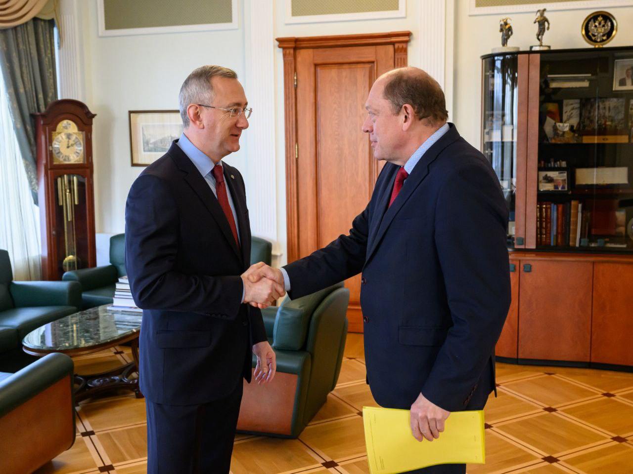 На этой неделе провел рабочую встречу с Уполномоченным по защите прав предпринимателей в Калужской области Анатолием Косинским. Обсудили итоги работы, планы на этот год. А также новые практики, которые внедряются бизнес-омбудсменом.  Сегодня на бизнес-завтраке в ТПП Анатолий Аскольдович озвучил их для наших предпринимателей.  Среди таких практик:   юридическая защита предпринимателей в судах по административным делам;   экспертиза действующих нормативно-правовых актов;   снижение административных барьеров;   решение рабочих вопросов защиты прав предпринимателей с использованием ресурса Правительства области.  Хорошая инициатива уполномоченного - создание Центра компетенций по решению налоговых споров. Поручил проработать этот вопрос.