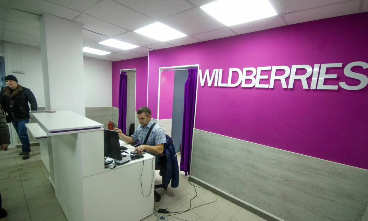 Wildberries снизила стоимость доставки в несколько регионов Дальнего Востока.  Стоимость доставки товаров, приобретенных на Wildberries, в несколько регионов Дальнего Востока снизилась вдвое. Это удалось сделать за счет оптимизации маршрутов доставки, сообщает пресс-служба маркетплейса.  «Стоимость доставки сократится в два раза в Амурскую и Еврейскую автономную области, Забайкальский, Приморский и Хабаровский края, а также в Республику Бурятию», — говорится в сообщении.  "Мы уже занимаемся строительством собственного логоцентра во Владивостоке, проектированием объекта в Чите, а также оформлением участков под строительство в Благовещенске и Хабаровске", - сообщает пресс-служба маркетплейса.   Там отметили, что наличие собственных логистических центров в регионе позволит сократить время и стоимость доставки товаров до покупателей, а также будет способствовать развитию локальных производителей и местных представителей малого и среднего бизнеса.