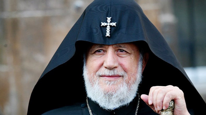 Кампания против ААЦ, начатая властями Армении - серьезная угроза национальному единству, стабильности страны и удар по государственности - Католикос Всех армян Гарегин II Обращаясь к собравшиммя в Эчмиадзине, патриарх сказал, что в прошлом также были времена, когда разные силы пытались ограничить миссию Армянской Церкви и подчинить своим интересам. Этот путь, к сожалению, приводил к разрушительным для армянского общества последствиям. Сегодня мы вновь переживает такие же тревожные времена. Сегодня вместо объединения перед разными вызовами, с которыми сталкивается наша страна, ставиться задача раскола общества.