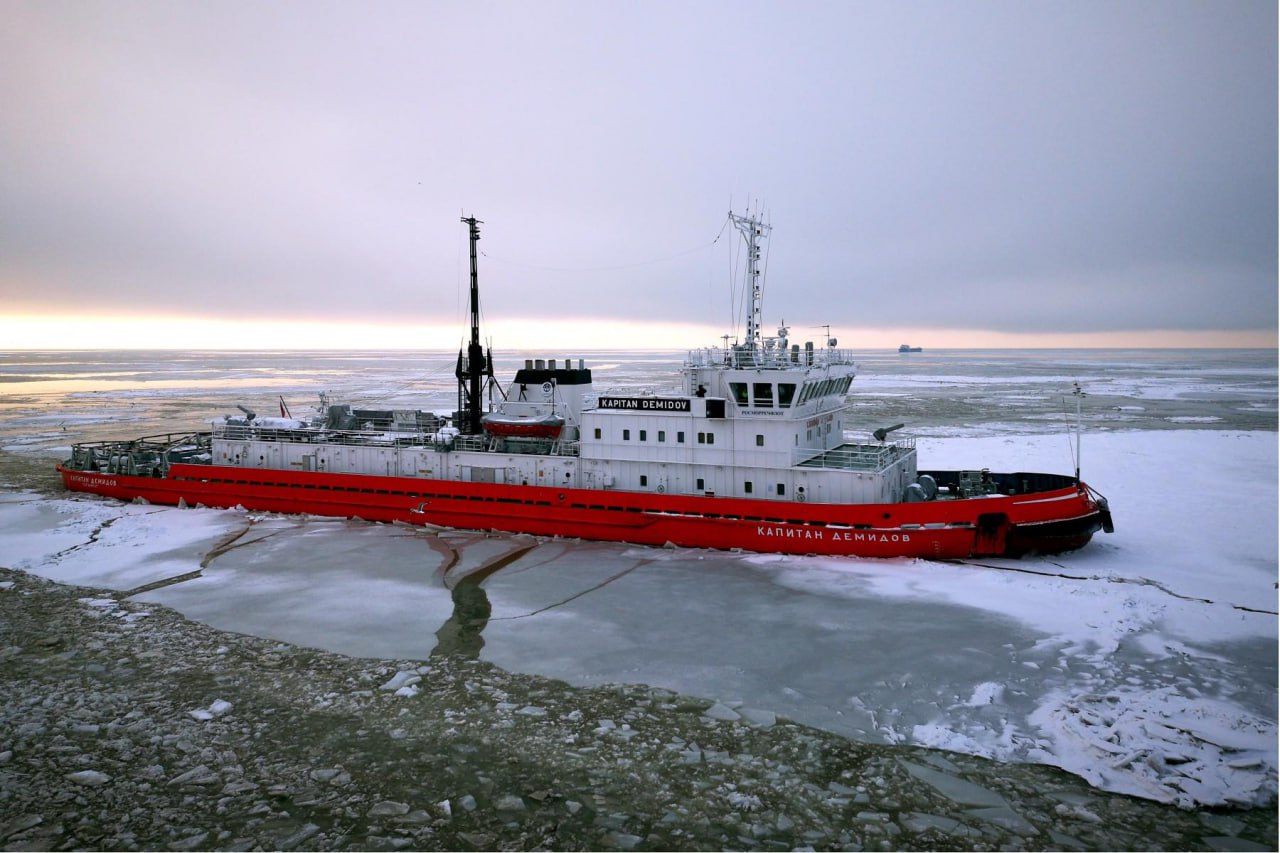 В Азовском море уже начали готовиться к зимнему сезону Росморпорт подготовил шесть ледоколов для работы в акватории Азовского моря в зимний период Судна будут обеспечивать проводку коммерческих кораблей в портах Таганрога Азова Ростова на Дону и Ейска Часть ледоколов может направляться в порты Кавказ и Темрюк А общероссийский ледокольный флот составит 34 единицы именно благодаря ему обеспечивается доступ к 16 замерзающим портам страны