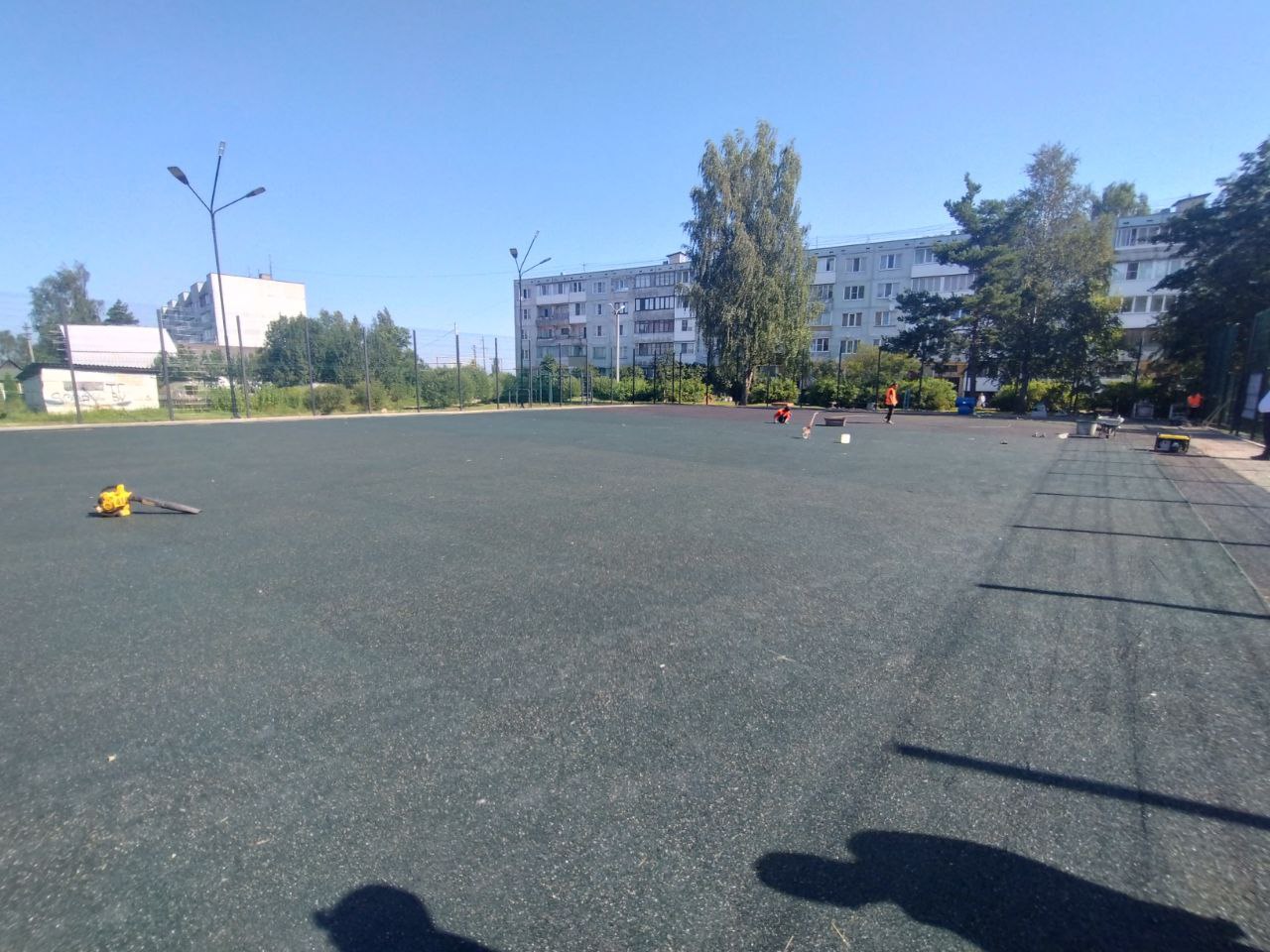 В Неелово завершается реализация первой очереди благоустройства деревенского сквера на улице Новой. Эта территория тоже стала победителем рейтингового голосования в рамках программы ФКГС. Здесь проведены работы по установке спортивной площадки с мини-футбольным полем и волейбольно-баскетбольной зоны, а также ограждению, благоустройству и озеленению прилегающей территории, организации уличного освещения. Сейчас подрядчик укладывает специальное покрытие – работы были перенесены из-за дождей. «Мы очень активно голосовали, привлекали для этого волонтеров. Для нас очень важно, что такие современные проекты работают и здесь, у нас в деревне», - отметила директор Моглинской школы и жительница Неелово Елена Иванова, присутствующая на объекте.