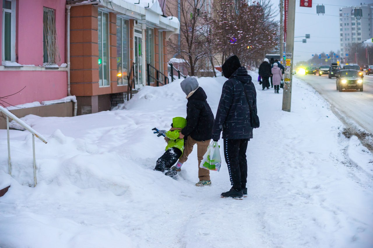 Малоимущим семьям Челябинска оформят пособие при доходах свыше 200 тысяч Правила для начисления единого пособия малоимущим семьям с детьми изменились с 2026 года Обратиться за выплатой могут семьи с детьми до 17 лет а также будущие мамы вставшие на учет до 12 недели беременности Важное условие наличие у трудоспособных членов семьи хоть какого то дохода он должен составлять не менее 8 МРОТ за 12 месяцев В 2026 году минимальный размер оплаты труда подняли до 27093 тысяч рублей Таким образом доход трудоспособного получателя пособия за год должен составлять не менее 216 744 рублей В этой сумме учитываются зарплата и пособие по временной нетрудоспособности Если в семье не смогли заработать этих денег из за уважительных причин лимит могут снизить Выплата назначается гражданам РФ на 12 месяцев на детей и продлевается по заявлению уточнили в правительстве Подписаться на vecherchel   Голосовать за канал