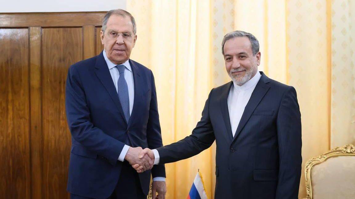 Завтра министр иностранных дел Ирана Аракчи планирует провести встречу с Лавровым в рамках заседания Совета министров иностранных дел Шанхайской организации сотрудничества, сообщает иранское министерство иностранных дел. По информации данного ведомства, в повестке встречи предусмотрены вопросы, связанные с ядерной программой.