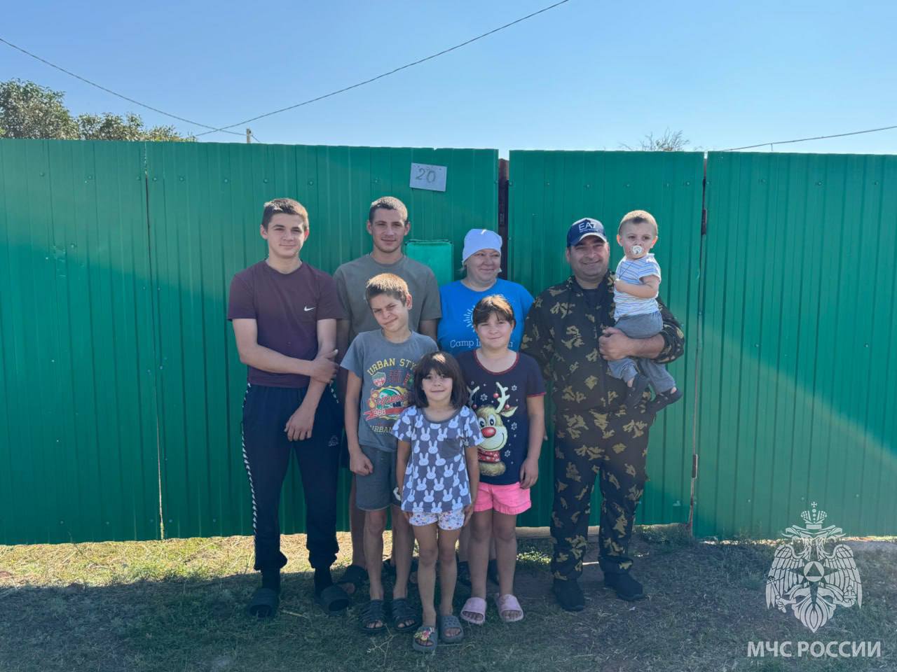 В Оренбуржье подросток проявил героизм, спасая семью из огня  #Про_Общество  О подвиге 16-летнего жителя Новосергиевского района рассказали в пресс-службе регионального МЧС.  22 июля в селе Рыбкино произошел пожар в частном доме, где находились восемь членов многодетной семьи и их гости – женщина с ребенком.  «Я почувствовал запаха дыма и жар в ногах, проснулся, увидел огонь на кухне», - рассказал 16-летний Матвей.  Юноша схватил своего полуторагодовалого брата и вынес его из горящего дома. Затем он разбудил остальных членов своей семьи.  Однако выяснилось, что в доме осталась гостья с маленьким ребенком. Не колеблясь, Матвей вновь вошел в объятое пламенем здание и вынес малыша на улицу. К сожалению, в результате пожара погибла 31-летняя женщина – подруга семьи.  Фото: МЧС региона