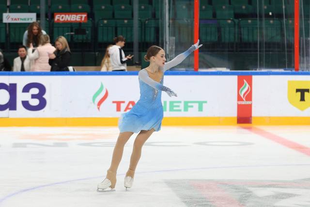 Фигуристка из Стерлитамака завоевала бронзовую медаль на Этапе Гран при России и СНГ АРМФК Золотая осень В Казани завершились престижные соревнования по фигурному катанию где воспитанница МАУ ДО СШ 3 показала блестящий результат и поднялась на пьедестал почёта Каролина Тишкова в упорной борьбе завоевала III место в одиночном произвольном катании