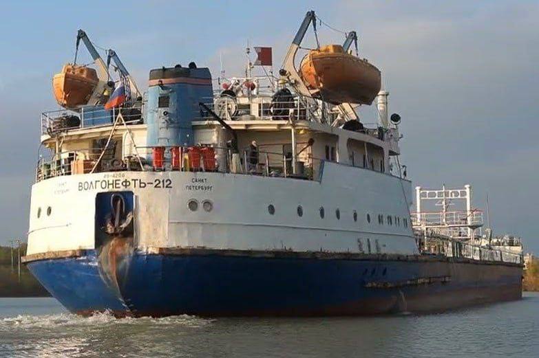 Названы причины трагедии с пермским танкером «Волгонефть-212» в Чёрном море. Смерть моториста пермского судна наступила от утопления. 11 человек получили легкие травмы, сообщает Госинспекция труда. Проверка выявила: выход в рейс с нарушением сезонных ограничений, неполный экипаж и несогласованность между капитаном, оператором системы управления судов и портом «Кавказ». Виновные будут привлечены к ответственности. Подписаться Прислать новость