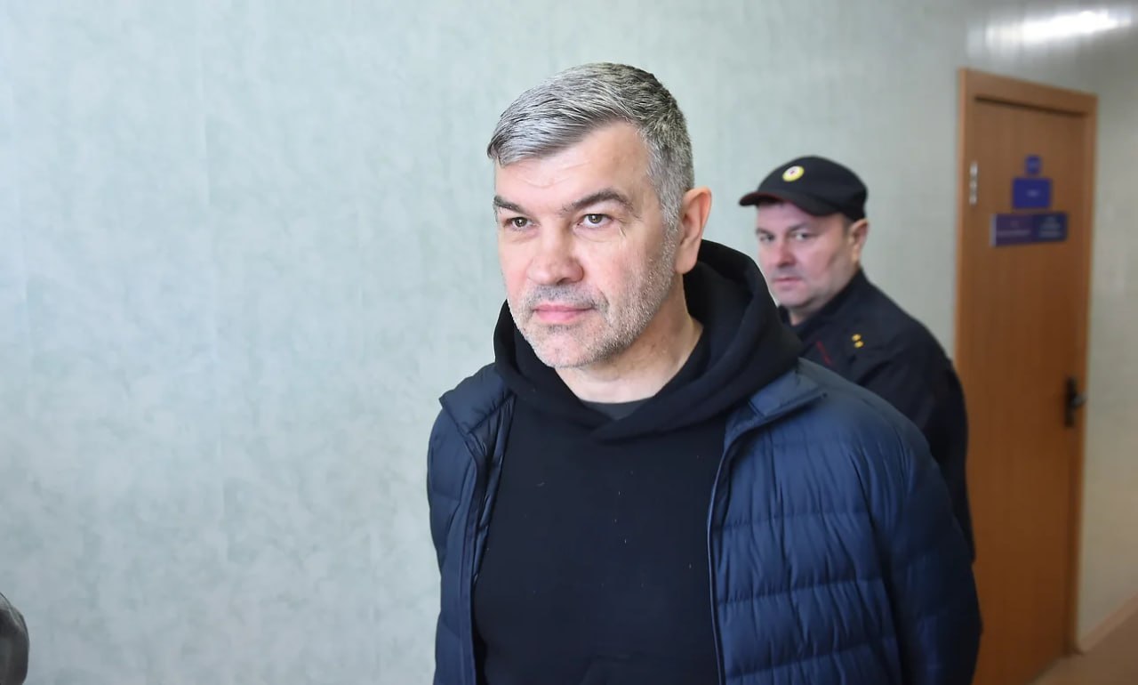 Суд временно отстранил от должности главу минпромторга Новосибирской области Андрея Гончарова. Его обвиняют в превышении полномочий по делу о госзакупках товаров для нужд СВО. Исполняющим обязанности главы министерства назначен Денис Рягузов, ранее он был замминистра промышленности и торговли региона, сообщили «Ъ-Сибирь» в ведомстве. Фото: Влад Некрасов, Коммерсантъ Подписывайтесь на «Ъ-Сибирь»