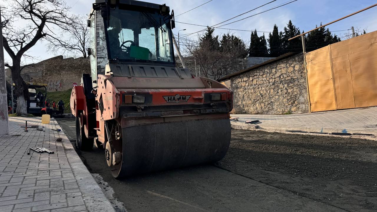 На улицах Шмидта и Демидова приступили к укладке бетона     После завершения работ улицы станут объездными путями для личного автотранспорта и автобусов малой вместимости на время ремонта участка улицы Адмирала Октябрьского.   Подрядчик обустроил основание из щебня или щебеночно-песчаной смеси. Временное дорожное покрытие в будущем станет  "подушкой" для исторической брусчатки. Толщина бетона в 30 см позволит избежать проседаний камня после его возвращения на место.    Telegram-канал и.о. замгубернатора Севастополя Павла Иено  Легендарный 24 Севастополь