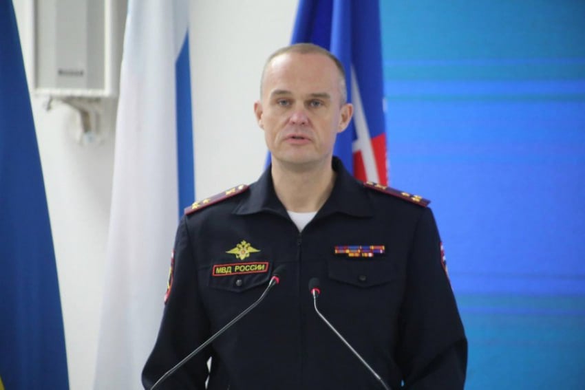 Экс-начальника Управления донского МВД Сергея Шпака подозревают в получении авто в качестве взятки Сергея Шпака подозревают в получении взятки в особо крупном размере, а именно – авто БМВ стоимостью более 5,8 млн рублей. Источник «Блокнот Ростов» сообщает, что взятка поступила от неустановленного лица за покровительство ООО «Концерн Покровский». Возбуждено уголовное дело по ч. 6 ст. 290 УК России. Задержали Шпака по подозрению в коррупции еще в марте этого года, а информация о том, что он может стать фигурантом дела о «мертвых душах», появилась еще в октябре 2024-го.