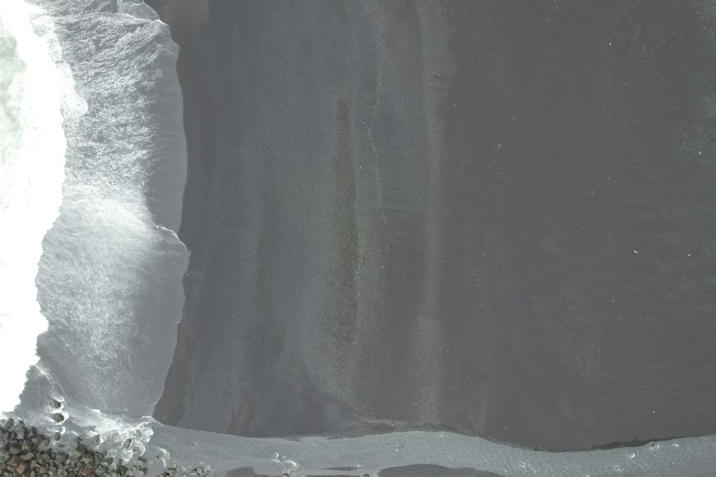 Ледяная сопка Якутии замёрзший фонтан зимы В бескрайней якутской тундре ежегодно рождается удивительное явление гигантская ледяная сопка Горячие подземные воды прорываются наружу даже в сильные морозы мгновенно превращаясь в лёд и выстраивая огромный голубой конус Зимой он вырастает до размеров трёхэтажного дома сияя на солнце оттенками бирюзы и хрустального белого Ледяная гора выглядит как природный монумент суровой зиме Якутии тихий загадочный и завораживающий словно осколок северной сказки появляющий Читать на сайте ИА Бизнес код природа россия якутия