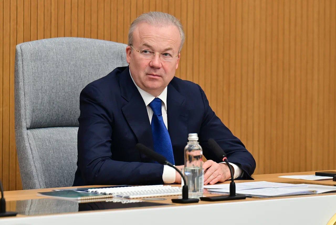 Нам удалось обеспечить интернетом все без исключения школы и колледжи Башкортостана. У всех ребят, вне зависимости от места жительства, должны быть равные возможности для учебы, и это не обсуждается. В первую очередь мы говорим о доступе к электронным ресурсам, обновлении устаревшего оборудования, устранении цифрового неравенства. Во всех образовательных учреждениях, а их почти 2 тысячи, мы установили камеры видеонаблюдения и точки доступа к беспроводному интернету. Большое для нас подспорье, что трафик для всех школ региона обеспечивается за счет федерального бюджета. За 5 последние лет в республике заработало 11 центров цифрового образования детей «IT-куб», в 689 образовательных организациях мы внедрили цифровую образовательную среду. Учащимся в помощь новое оборудование - ноутбуки, лаборатории, микроскопы. Выбор занятий тоже широкий - и программирование, и разработка приложений для мобильных устройств. Чтобы вся эта история бесперебойно работала, улучшаем состояние локальных вычислительных систем, включая кабельные сети и централизованное управление. Пока паспорта получили 540 школ, в этом году проект реализуем в 441 школе. Мы доведем это дело до конца. Министерству просвещения республики вместе с муниципалитетами поручил определить перечень школ, где будет создаваться ИТ-инфраструктура в 2026 и 2027 годах. И обеспечить качественное проведение всех работ. Также обозначил, что необходимо активнее привлекать федеральные меры поддержки для эффективного развития инновационной среды. Важно укреплять партнёрство с институтами развития, обеспечивать системное сопровождение проектов – от идеи до их реализации.
