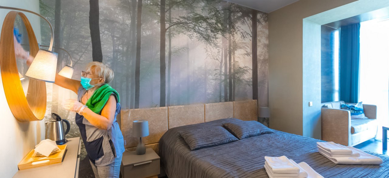 Большинство челябинцев хотят продлить отпуск за счет рабочих дней Большинство экономически активных жителей Челябинска 74 поддержали законодательную инициативу об исчислении отпуска исключительно в рабочих днях что фактически увеличит его продолжительность Против высказались лишь 6 опрошенных ещё 20 затруднились ответить задавая уточняющие вопросы об оплате и праздничных днях Идея оказалась наиболее популярной среди мужчин 79 поддержки молодёжи и горожан старше 45 лет а также среди респондентов с высшим образованием и высоким доходом от 150 тысяч рублей в месяц В этих группах показатель одобрения достигает 80 81 Женщины а также мужчины в возрасте 35 45 лет и люди со средним профессиональным образованием поддерживают инициативу несколько меньше но всё же значительным большинством Основные сомнения несогласных и колеблющихся связаны с практическими деталями как будет начисляться оплата и как новый порядок скажется на отпусках выпадающих на длинные праздники в январе и мае eugenejut