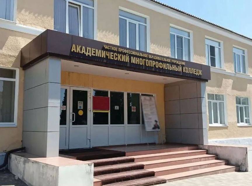 На Ставрополье вынесен приговор трем сотрудникам колледжа и 13 старостам групп По данным следствия с 2021 года по июль 2024 года злоумышленники получили от студентов колледжа незаконное денежное вознаграждение на общую сумму более 1 5 миллиона рублей Деньги выплачивались за сдачу зачетов и экзаменов без фактической проверки Шпаковский районный суд Ставрополья признал всех виновными в инкриминируемых им преступлениях Замдиректора приговорена к пяти годам лишения свободы преподаватель к четырем годам и трем месяцам методист к трем годам и трем месяцам лишения свободы Отбывать наказание они будут в колонии общего режима Старосты студенческих групп колледжа приговорены к различным денежным штрафам ГТРК Ставрополье ЧП Ставрополь Мы в MAX   подпишись