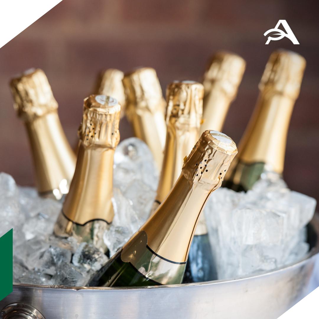 Россия увеличила экспорт шампанского почти в полтора раза Объем поставок российских игристых вин за 11 месяцев 2025 года вырос на 30 в натуральном выражении и на 41 в стоимостном сообщает Российская газета со ссылкой на экспертов федерального центра Агроэкспорт Зарубежным покупателям было отправлено более 2 тыс тонн шампанских и игристых вин на сумму свыше 3 3 млн долларов Для сравнения за аналогичный период прошлого года экспорт составил порядка 1 6 тыс тонн что принесло более 2 3 млн долларов говорится в материале Среди стран лидеров по поставкам из РФ в стоимостном выражении Казахстан 28 экспорта Китай 27 Беларусь 17 Киргизия 6 Абхазия 5 agroexpert Наши каналы