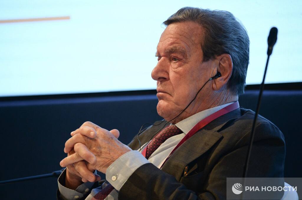 Шредер не разделяет опасений об Олимпиаде в столетнюю годовщину Игр в Рейхе Экс канцлер Германии пояснил что проведение Игр именно в эту дату дало бы шанс наглядно показать как мировой общественности так и молодому поколению в самой стране какие уроки демократическая Германия извлекла из своей истории У нас есть все основания гордиться этим этапом нашей истории и ясно демонстрировать это всему миру написал он на своей странице в соцсетях Подписывайтесь на РИА Новости Спорт в MAX