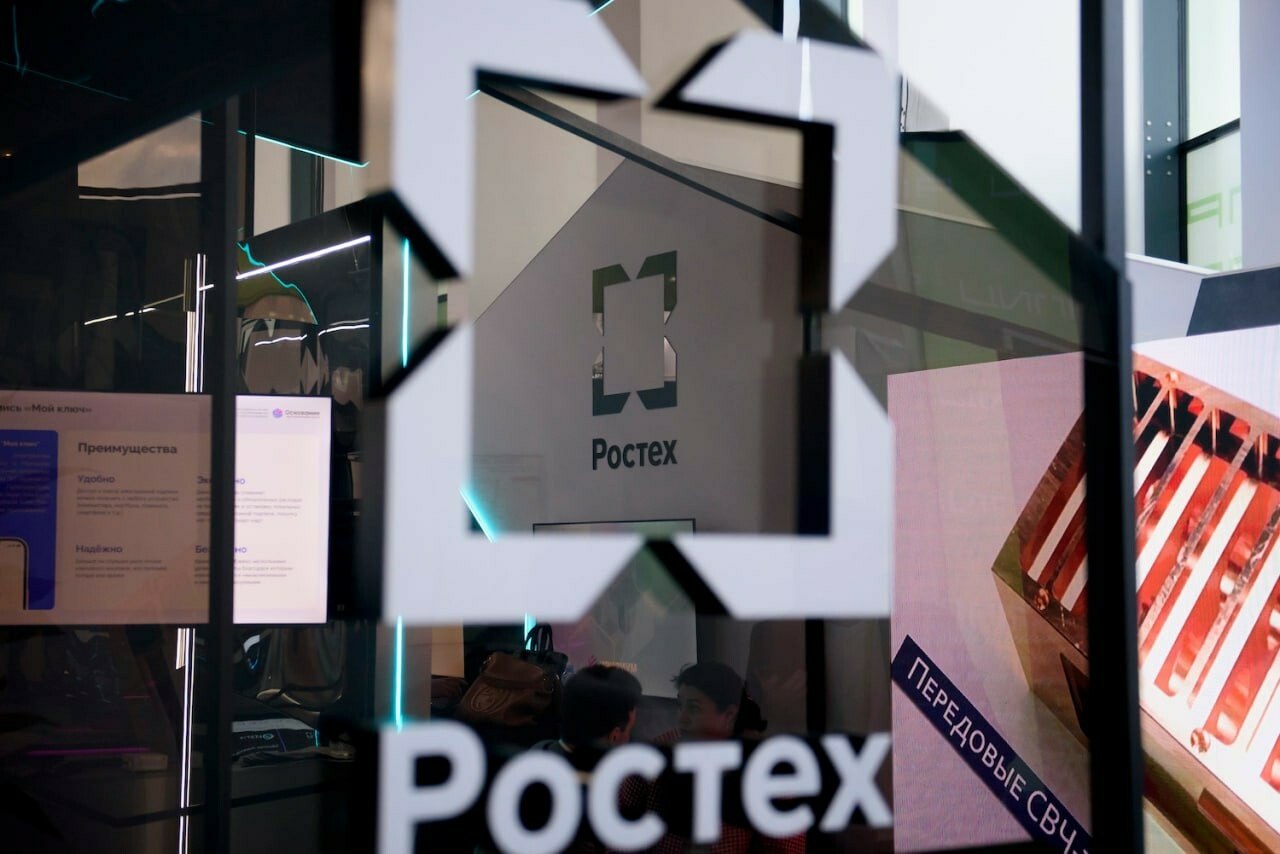 Ростех запустил первое в России производство сверхчистого вещества для оптоволокна  Холдинг «Швабе» Госкорпорации Ростех при поддержке Фонда развития промышленности  ФРП  ввел в эксплуатацию в Красноярске уникальное производство особо чистого тетрахлорида германия. Это вещество является ключевым компонентом при изготовлении заготовок для телекоммуникационного и технического оптоволокна, включая волокна премиального класса для ЦОДов и инфраструктуры сетей 5G. Производственные мощности предприятия рассчитаны на выпуск не менее 2 тонн вещества в год, что полностью покрывает потребности российской промышленности в этом стратегически важном материале. Объем инвестиций в проект составил 328 млн рублей, включая льготный заем ФРП на сумму 222 млн рублей, направленный ...  Читать далее:        - подпишись  Кстати, а вы хотите чтобы на этом канале появились новости о вашей компании? Это бесплатно! Подробнее здесь: