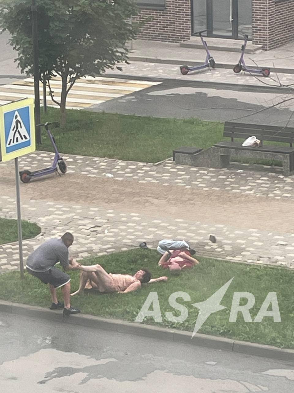 Пьяный участник СВО насмерть забил мужчину на глазах у жены.  В Аксае, Ростовской область, 50-летний Игорь Бубликов отдыхал с женой в баре. Всё шло спокойно, пока к ним не начал приставать подвыпивший мужчина. На улице началась драка - “герой фронта” ударил Бубликова в лицо, тот упал и потерял сознание. Но “воин” продолжал избивать его уже лежачего.  Очевидцы говорят, что нападавший вёл себя крайне агрессивно, и в момент задержания кричал, что “имеет право”, потому что вернулся с войны. Через несколько дней Игорь умер в больнице, не приходя в сознание  #партнерский