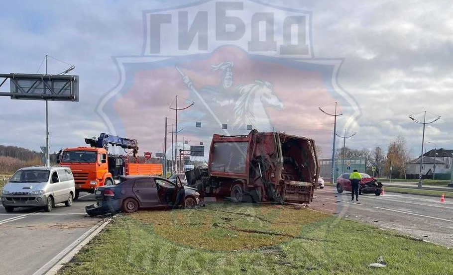 В Новой Москве произошло крупное ДТП, погиб один человек.  Около деревни Марьино Volkswagen выехал на перекресток на красный свет и врезался в грузовик, который затем столкнулся с автомобилем Haval. Водитель первой иномарки погиб, водитель пассажир грузовика, а также пассажир Haval получили травмы.