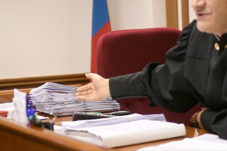 47-летняя жительница Херсонской области открыто призывала переводить деньги ВСУ Преступление произошло еще в 2022 году, а судить ее будут только сейчас. «По версии следствия, в октябре 2022 года женщина на своей личной странице в одной из социальных сетей разместила текст, содержащий публичный призыв к осуществлению деятельности, направленной против безопасности России. Она призывала переводить деньги на нужды украинских военных, участвующих в боевых действиях против России», - сообщает прокуратура Херсонской области. Преступление расследовали в СК РФ. В ходе допроса фигурантка преступления признала свою вину в полном объеме. И теперь уголовное дело будет рассматриваться в Новотроицком межрайонном суде. В перспективе за такое преступление могут посадить на срок до шести лет лишения свободы.