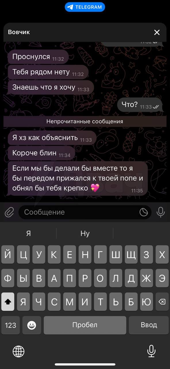 Диджей-карлик Мини-Вовчик выпрашивал у школьницы голые фото, а от обиды на отказ «закрыл» ей вход в клуб: история уровня /b/ произошла в ленинградских Сланцах 30-летнего тусовщика Владимира по прозвищу Мини-Вовчик пригласили подиджеить в Сланцах на вечеринке для детей 14+. Мероприятие проходило в выходные в «детское время» с 18:00 до 22:00 в помещении «Прайм бара». После выступления Мини-Вовчик атаковал в мессенджере 15-летнюю девочку: делился влажными фантазиями и пытался выпросить у неё интимные фото. Школьница обломала диджея-педофила, за что получила «бан» в клубе: «Можешь забыть вход в клуб. Я не пущу». При этом девочка с диджеем знакома не была: Вовчик как-то вышел на школьницу через соцсети и начал просить нюдсы. Как утверждают СМИ, на тусовку школьница не ходила. Мужчина уже записал видео с извинениями и выложил в Сеть. Владимир сказал, что для него «произошло очень много уроков — что такое хорошо, что такое плохо», и пообещал больше не приставать к маленьким девочкам.