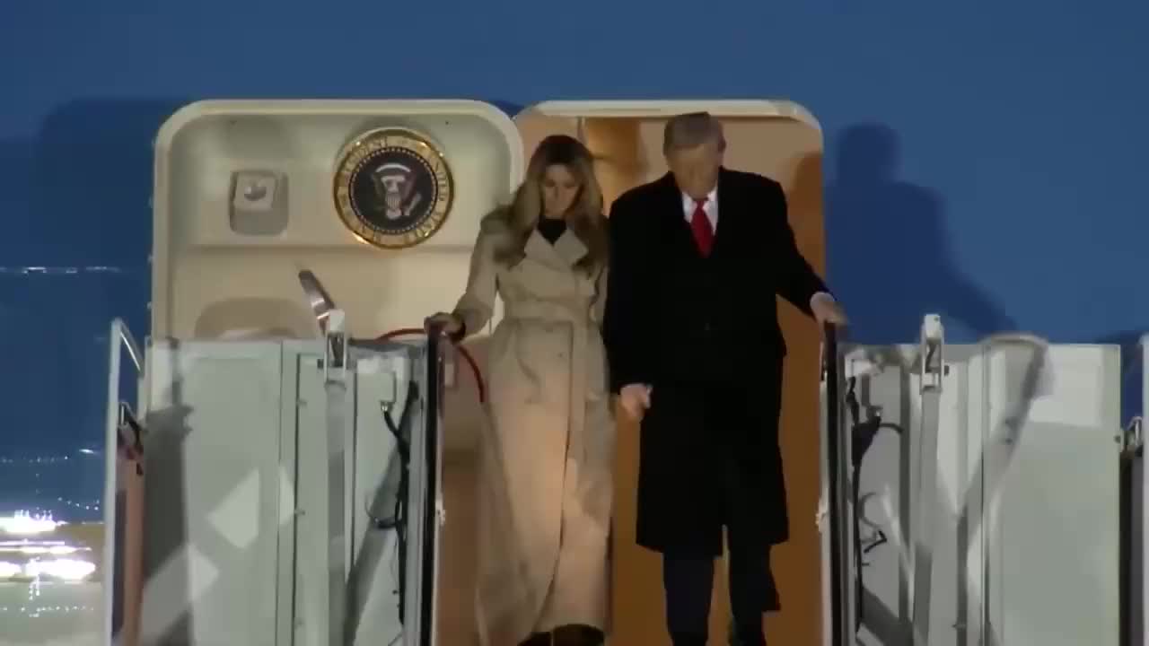 Активисты приветствуют визит Трампа в Великобританию баннером с Эпштейном