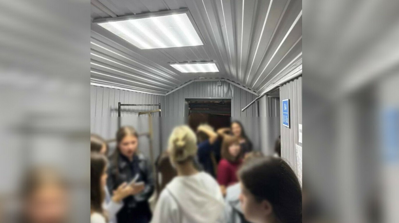 Школы и заводы Казани эвакуировали из за угрозы дронов В Казани утром 23 сентября объявили угрозу атаки беспилотников Жителей попросили спуститься в укрытия и не подходить к окнам передает ArbatMedia Местные телеграм каналы сообщили что в ряде школ Авиастроительного района города учеников перевели в подвалы В гимназии 7 школе 12 и ещё нескольких учебных заведениях детей временно эвакуировали Позднее Управление образования Казани заявило что занятия продолжатся и родителям нет необходимости забирать детей Также стало известно об эвакуации сотрудников предприятий которые также расположены в промышленной зоне Авиастроительного района города Режим Ковер был введён в аэропортах Казани и Нижнекамска Из за этого задержаны и перенесены 19 рейсов в том числе в Москву Стамбул Анталью Шарм эль Шейх и другие города Часть прилётов также была отменена или перенесена Прислать новость